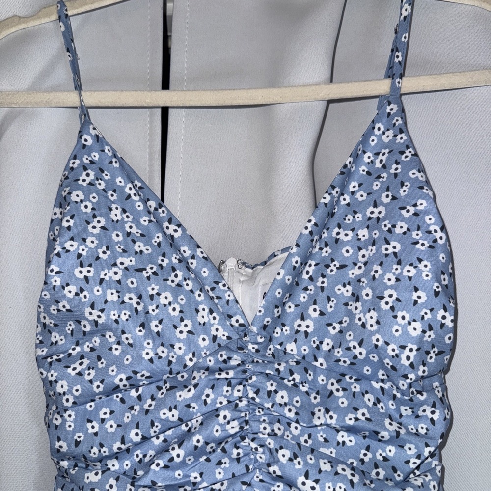 Princess Polly Dress Size 2 Floral Blue V-Neck Mini Runched  Flirty Flowy Skirt - Picture 2 of 13